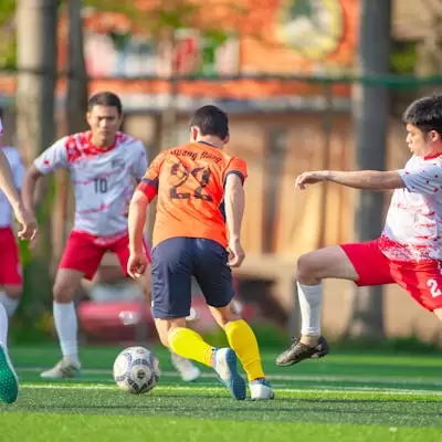 Ojeador profesional realizando scouting de talento